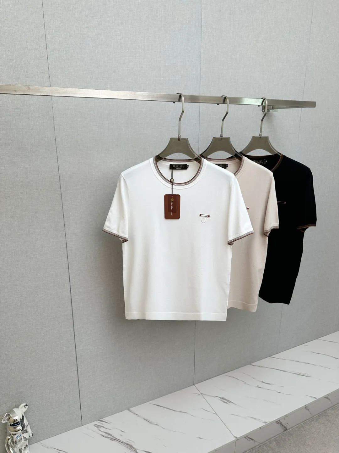 LP top quality 2026 new short sleeves! Original custom fabric, soft to the touch. Top imported private goods, fashionable design and trendy short sleeves, without losing luxury. There is no doubt about the quality. The upper body effect is awesome, luxury official website Same Style! Size: M-3XL